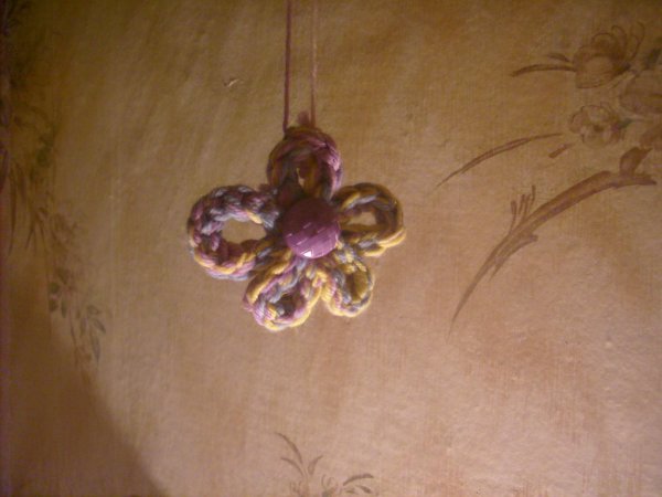 Ёлочные игрушки своими руками. Цветок из шнура.