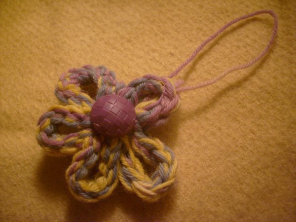 Ёлочные игрушки своими руками. Цветок из шнура.