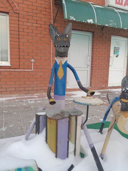 Фигурки зверей музыкантов из труб