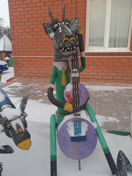 Фигурки зверей музыкантов из труб