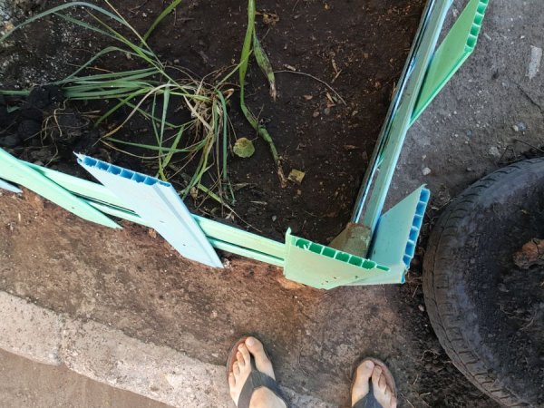 Декоративный заборчик из пластиковых панелей