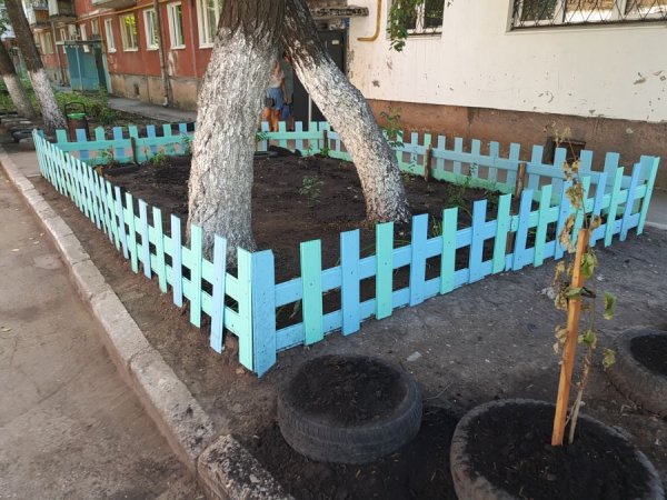 Декоративный заборчик из пластиковых панелей