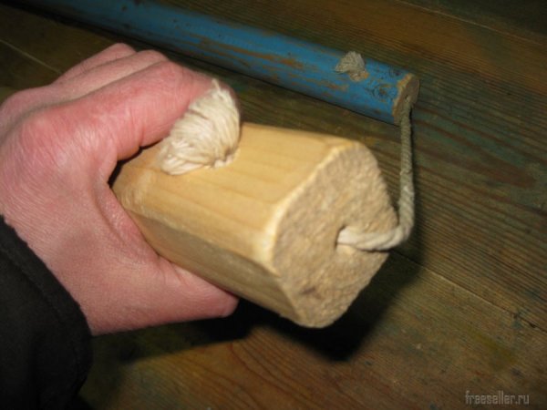 Приспособление в виде цепа для выбивания половиков