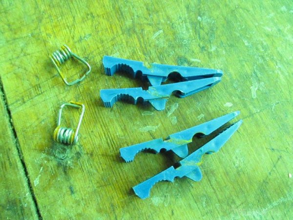 Изготовление мини струбцины из прищепки своими руками