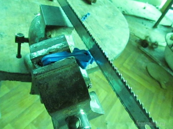 Изготовление мини струбцины из прищепки своими руками