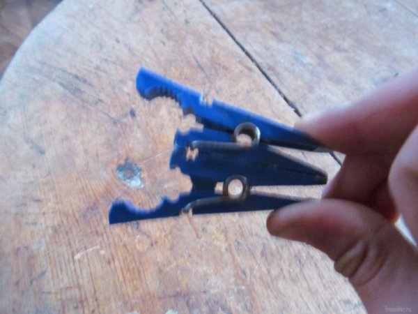 Мини струбцина из прищепки своими руками