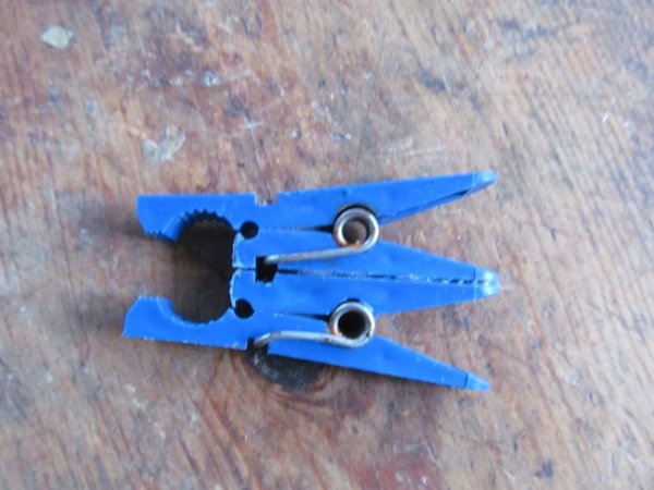 Изготовление мини струбцины из прищепки своими руками