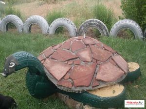 Черепаха с фонтаном из шин