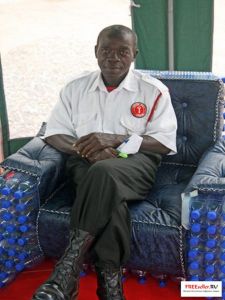 Диван кресло и стол из пластиковых бутылок