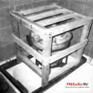 Рис.1. Печь каменка в держателе. Установлена на подставку и накрыта деревянным ограждением.