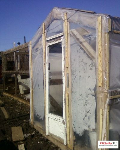 Теплица из шпал и поддонов своими руками