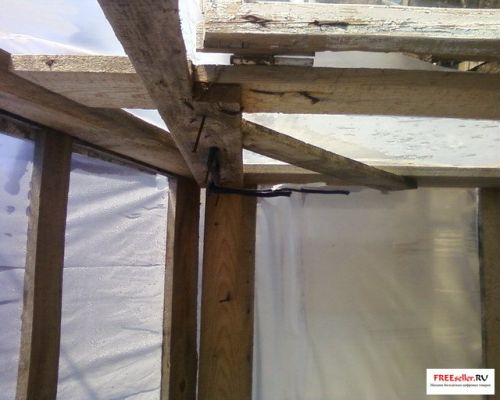 Теплица из шпал и поддонов своими руками