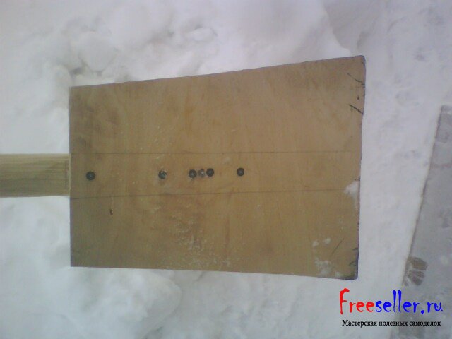 Самодельная детская лопата для снега