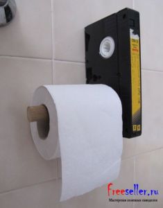 Держатель для туалетной бумаги из видеокассеты