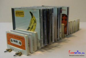 Самодельная подставка для CD дисков из аудиокассет
