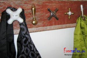 Самодельная вешалка из остатков смесителя