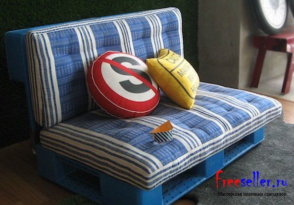 Диван софа из пластиковых поддонов и нержавеющих труб.