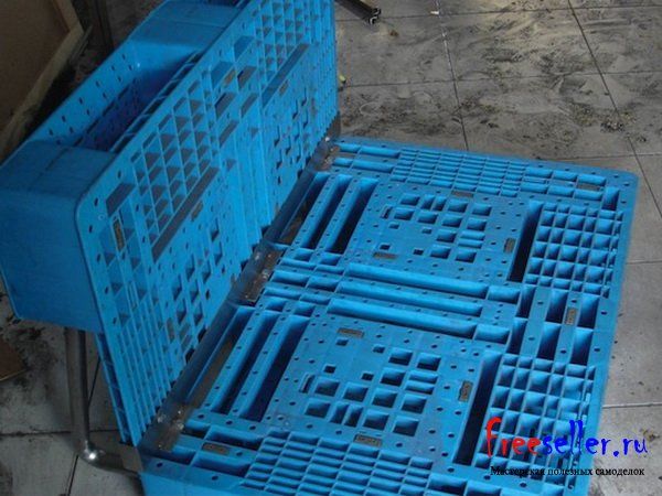 Диван софа из пластиковых поддонов и нержавеющих труб.