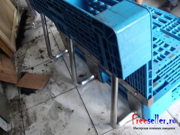 Диван софа из пластиковых поддонов и нержавеющих труб.