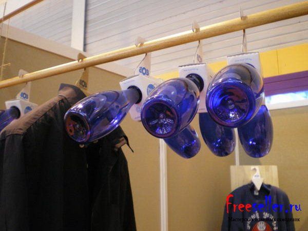 Самодельная вешалка из бутылок