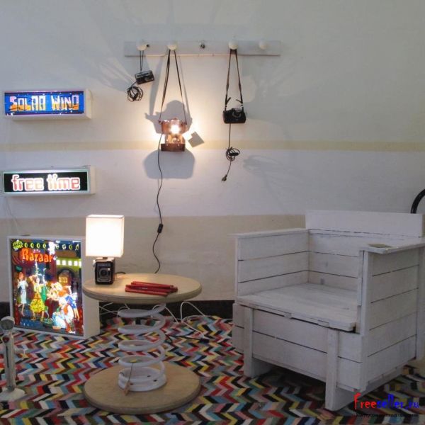 Самодельный журнальный столик из пружины