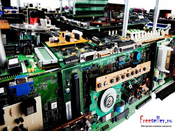 Стол из поддонов и старых компьютеров