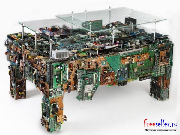 Стол из поддонов и старых компьютеров