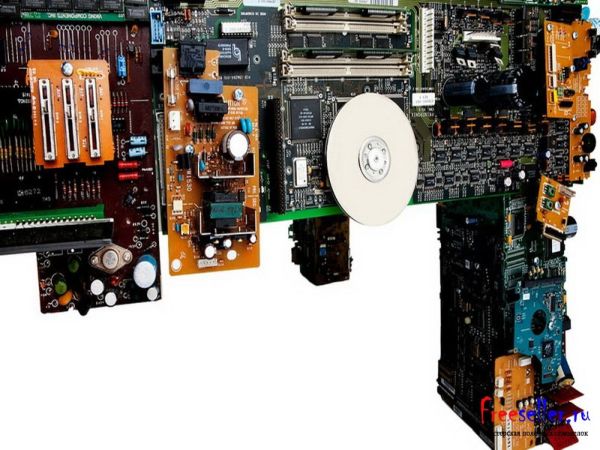 Стол из поддонов и старых компьютеров