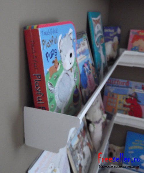 Книжные полки из водосточных желобов