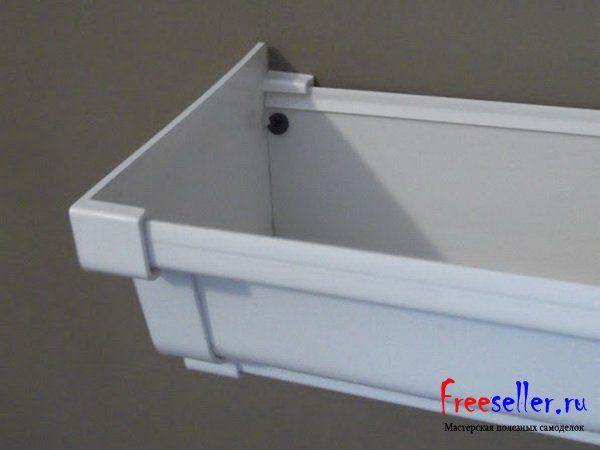 Книжные полки из водосточных желобов