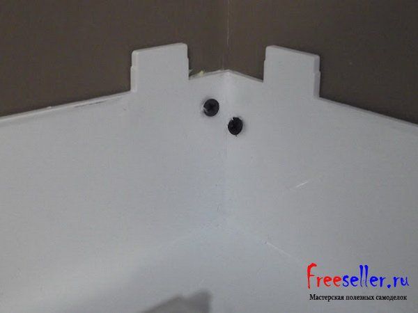 Книжные полки из водосточных желобов