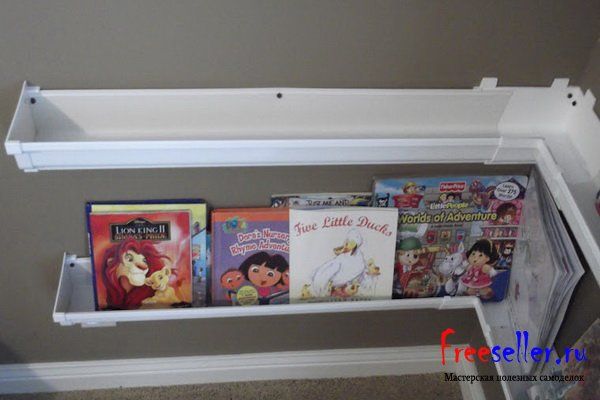 Книжные полки из водосточных желобов