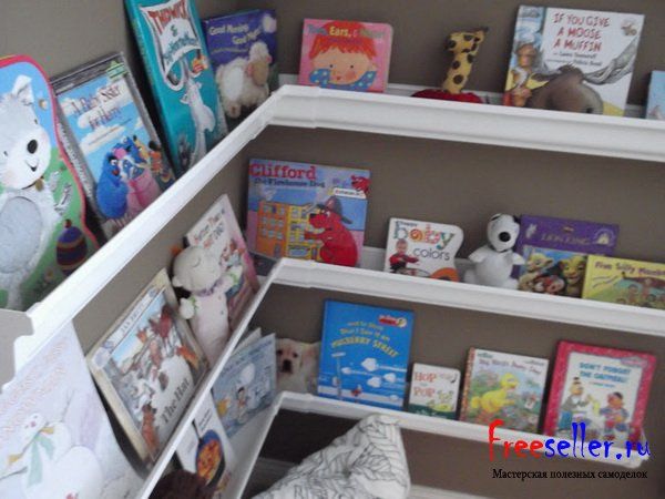 Книжные полки из водосточных желобов