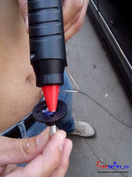 Удаление вмятин на автомобиле без покраски с помощью прибора Pops a Dent.