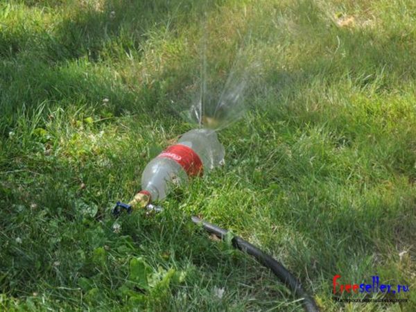 Самодельный распылитель по типу "улитка" для полива на даче из пластиковой бутылки.