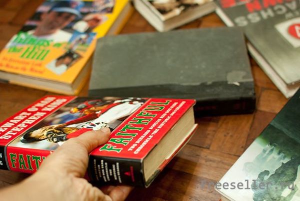 Делаем елку из книг