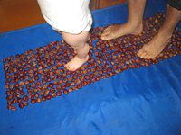 Массажный коврик для ног из каштанов