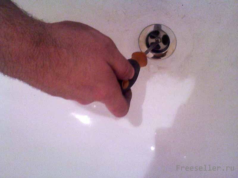 Как вытащить колпачок. Сливная пробка в раковину Grohe. Ключ для выкручивания сливной горловины ванны. Сливная пробка для ванны Roca 42 мм.