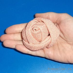 Роза из атласной ткани