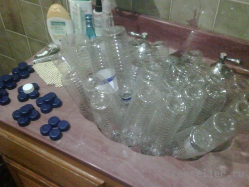 Мусорный бак из пластиковых бутылок