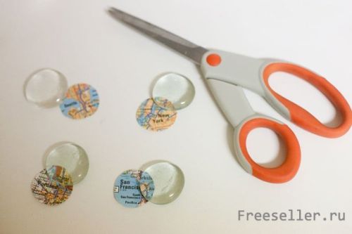 Делаем оригинальные магниты из стеклышек и карты своими руками.