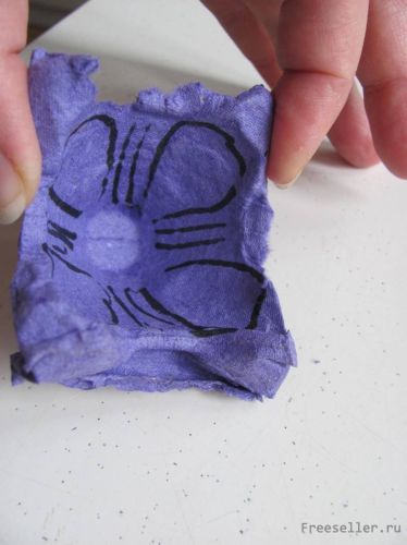 Цветы из кассет для яиц