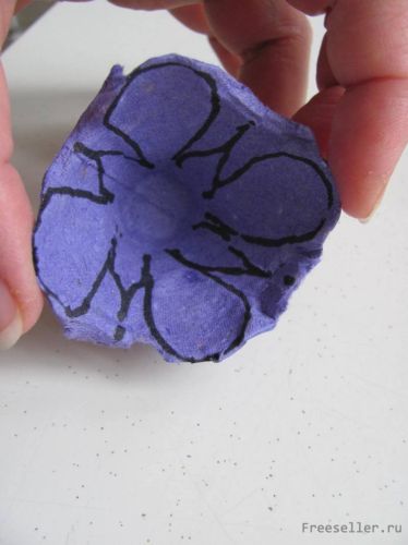 Цветы из кассет для яиц