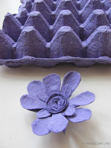 Цветы из кассет для яиц