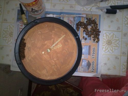 Декориривание часов зернами кофе своими руками