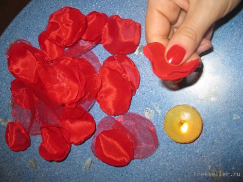 Постель, усыпанная лепестками роз.