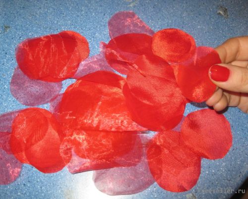 Постель, усыпанная лепестками роз.