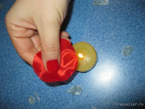 Постель, усыпанная лепестками роз.