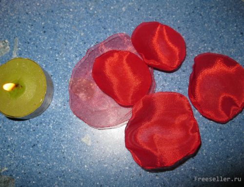 Постель, усыпанная лепестками роз.