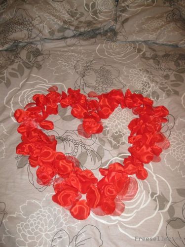 Постель, усыпанная лепестками роз.